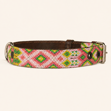 Afbeelding in Gallery-weergave laden, Handgeweven leren Bohemi Dogs hondenhalsband in roze, groen en geel, maat M