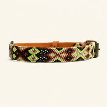 Afbeelding in Gallery-weergave laden, Bruine handgeweven leren hondenhalsband M128 in maat Medium met limegroen geometrisch patroon