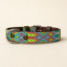 Afbeelding in Gallery-weergave laden, Handgeweven leren hondenhalsband M118 in turquoise, blauw, koraal en lime van Bohemi Dogs