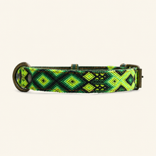 Afbeelding in Gallery-weergave laden, Limegroene handgeweven leren hondenhalsband M124 in maat Medium met geometrisch patroon