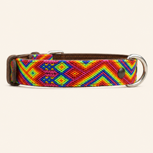 Afbeelding in Gallery-weergave laden, Achteraanzicht van Bohemi Ibiza hondenhalsband M077 met kleurrijk ruitpatroon en donkerbruin leer