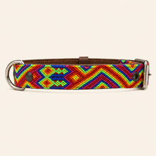 Afbeelding in Gallery-weergave laden, Vooraanzicht van handgeweven Bohemi Ibiza hondenhalsband M077 in Medium met kleurrijk geometrisch patroon