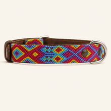Afbeelding in Gallery-weergave laden, Vooraanzicht van Bohemi Dogs hondenhalsband M081 met turquoise, rood, oranje en magenta patroon
