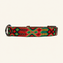 Afbeelding in Gallery-weergave laden, Rode handgeweven leren hondenhalsband M125 in maat Medium met kleurrijk geometrisch patroon