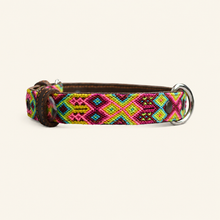 Afbeelding in Gallery-weergave laden, Andere zijde van leren hondenhalsband M123 met roze, turquoise, limegroene en gele details