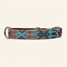 Afbeelding in Gallery-weergave laden, Turquoise handgeweven leren hondenhalsband M121 in maat Medium met roze geometrisch patroon