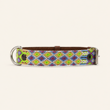 Afbeelding in Gallery-weergave laden, Vooraanzicht van de handgeweven Bohemi Dogs hondenhalsband M074 met groen, blauw, beige en paars patroon
