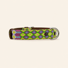 Afbeelding in Gallery-weergave laden, Zijaanzicht van de handgeweven Bohemi Dogs hondenhalsband M074 met zilverkleurige D ring
