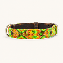 Afbeelding in Gallery-weergave laden, Bohemi M119 handgemaakte leren hondenhalsband met groen en oranje geometrisch vlechtpatroon
