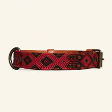 Afbeelding in Gallery-weergave laden, Bohemi M120 handgeweven leren hondenhalsband maat Medium met kleurrijk geometrisch patroon en messingkleurige D ring.
