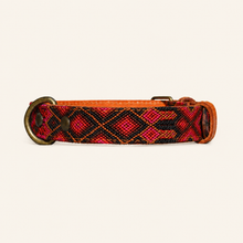 Afbeelding in Gallery-weergave laden, Bohemi M120 leren hondenhalsband maat Medium in fuchsia, rood, roestoranje en donkerblauw met stevige metalen gesp.
