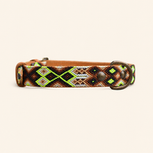 Afbeelding in Gallery-weergave laden, Andere zijde van leren hondenhalsband M128 met bruine, crème en limegroene details
