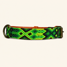 Afbeelding in Gallery-weergave laden, Groene handgeweven leren hondenhalsband M129 in maat Medium met D ring en geometrisch patroon
