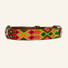 Afbeelding in Gallery-weergave laden, Kleurrijke handgeweven leren hondenhalsband M127 in maat Medium met geometrisch patroon
