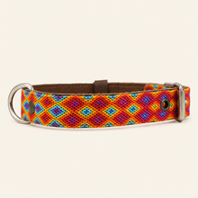 Afbeelding in Gallery-weergave laden, Handgeweven Bohemi Ibiza hondenhalsband M075 in Medium met kleurrijk geometrisch patroon
