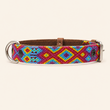 Afbeelding in Gallery-weergave laden, Handgeweven leren Bohemi Dogs hondenhalsband M081 in maat M met kleurrijk geometrisch patroon
