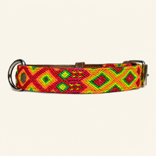 Afbeelding in Gallery-weergave laden, Oranje handgeweven leren hondenhalsband M126 in maat Medium met kleurrijk geometrisch patroon
