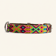 Afbeelding in Gallery-weergave laden, Roze en turquoise handgeweven leren hondenhalsband M123 in maat Medium met geometrisch patroon
