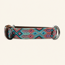 Afbeelding in Gallery-weergave laden, Andere zijde van leren hondenhalsband M121 met turquoise, lichtblauwe en zachtroze details
